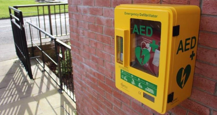 spot_training's tweet photo. Automatic external defibrillators have saved 30,000 lives since being introduced into public usage.  However, they are only utilised in 5% of CPR emergencies. SPOT are educating people so that everyone feels competent and confident enough to use these kits. #savinglives https://t.co/0K0CiX3NnJ