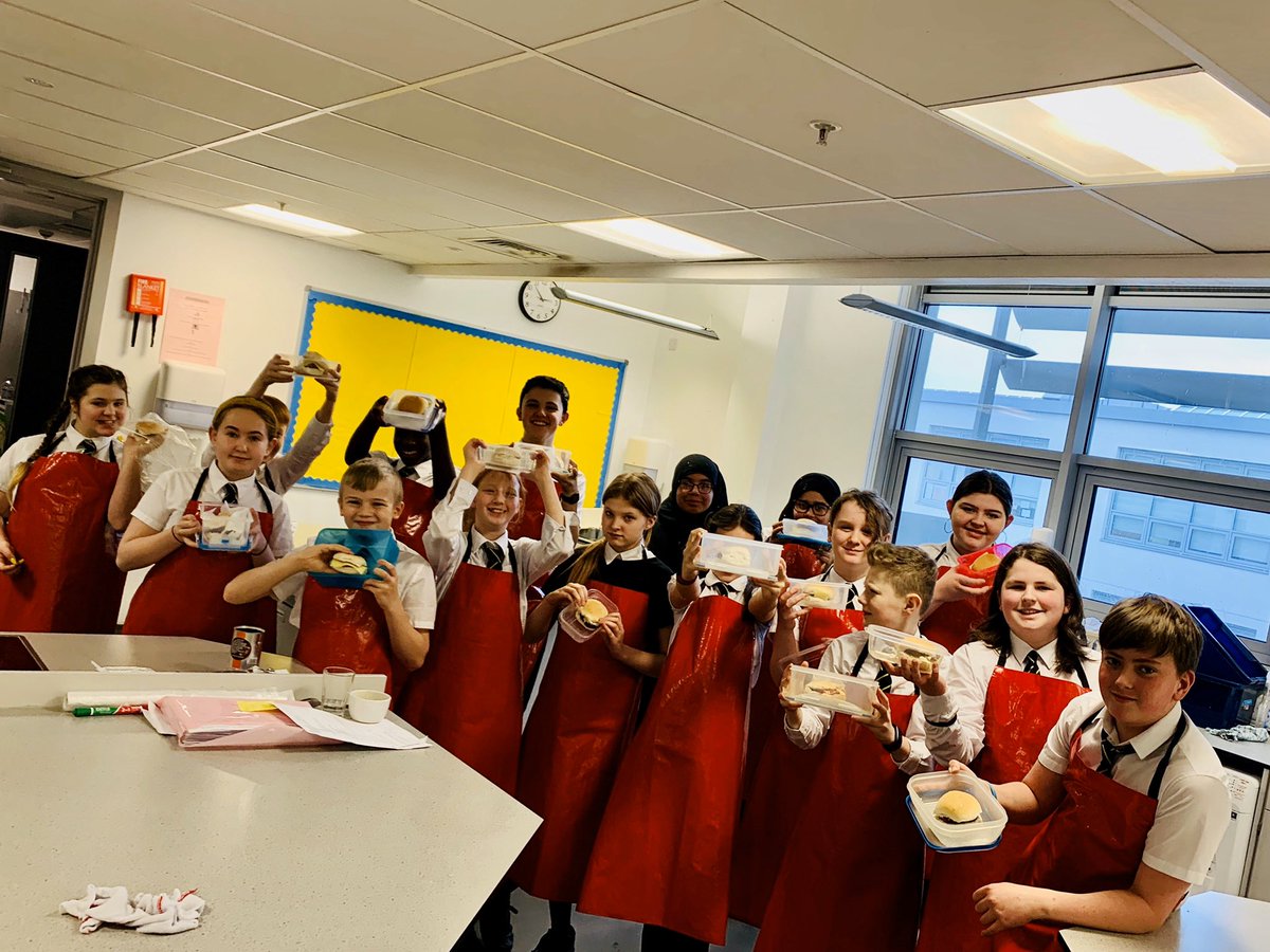 DHSFifeHomeEc's tweet photo. More fab burgers, this time made by 1P5 π #foodsafety #cookingtemperatures #practicalskills #ourschool #ourlearning https://t.co/QFzVEG52U1