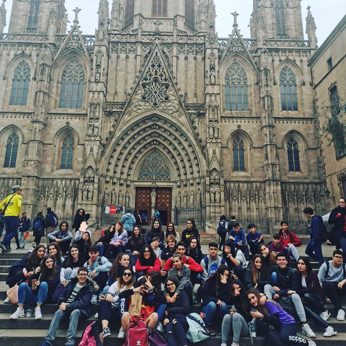 CreixenPovill's tweet photo. Passejada per la Barcelona medieval literària amb els alumnes de 4t d'ESO.
Visitem alguns dels indrets que van fer de testimoni de l'aparició dels primers #textos 📝 literaris escrits en la nostra llengua!
#barcelonamedieval #català https://t.co/pAkclYHcE8