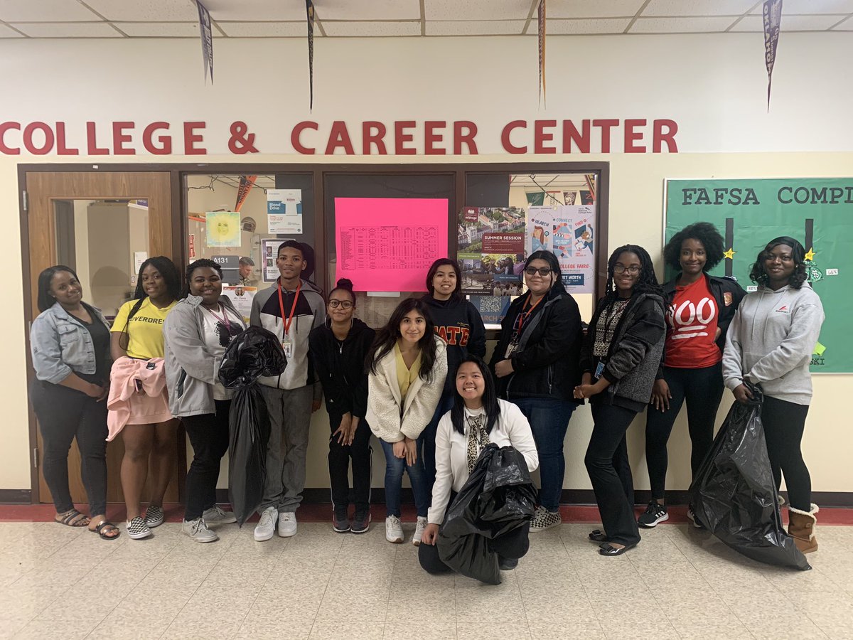 SGPCCCenter's tweet photo. College club on a Sgp campus clean up ๐ โผ๏ธ
#CommunityService #CollegeResume #KeepGPbeautiful #GrandPrairie #Warriors https://t.co/sxPnI0DeCZ