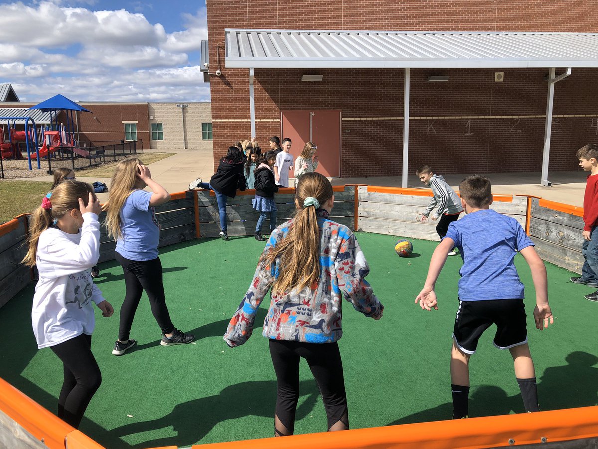 crystalmehrhoff's tweet photo. My students work hard everyday academically, but we also spend lots of time working on character. Today they cashed in on a reward they’ve been working on. #PublicSchoolProud @aledoisd @McCallAISD #growinggreatness #growinggoodpeople https://t.co/VQuvKrEhv1