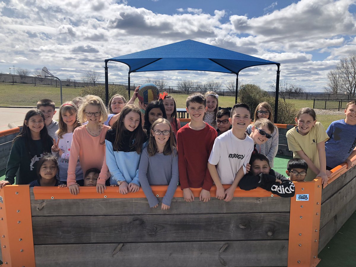 crystalmehrhoff's tweet photo. My students work hard everyday academically, but we also spend lots of time working on character. Today they cashed in on a reward they’ve been working on. #PublicSchoolProud @aledoisd @McCallAISD #growinggreatness #growinggoodpeople https://t.co/VQuvKrEhv1