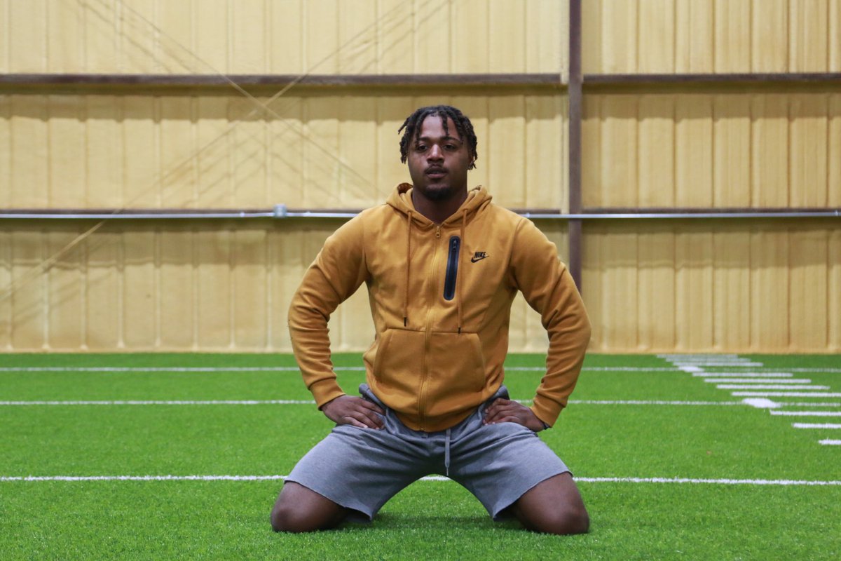 KyleOMcBride's tweet photo. Patiently waiting... #NFLDraft #NFLCombine #CFL #XFLfootball @NFL @CFL @xfl2020 @XFLRoughnecks @XFLRenegades @HoustonTexans @dallascowboys @BCLions https://t.co/gXtnRM694K