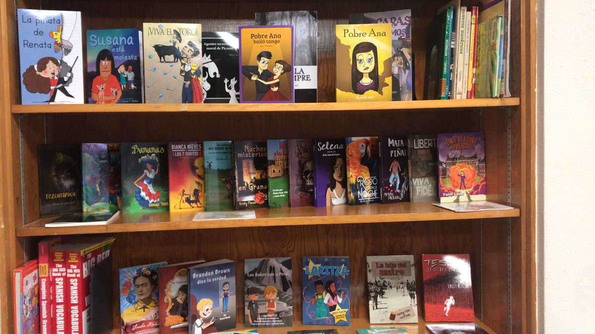 Espanolen267's tweet photo. Nuestra pequeña biblioteca. Gracias por apoyar el departamento de español 😊 Our own little library. Thank you for supporting our Spanish department. https://t.co/YlA5kLM2k2