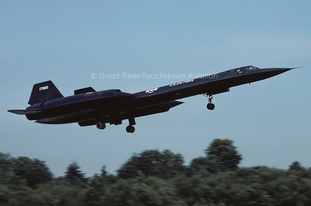 stuartfreer1's tweet photo. 61-7980 SR-71A 9th SRW Det 4, Beale AFB, Ca 
Caught landing at RAF Greenham Common for IAT83, July 1983. This particular Blackbird was daubed with white paint after seven women peace protesters cut through the perimeter fence at the base in the early hours of the morning. https://t.co/ArpEoq2BhG