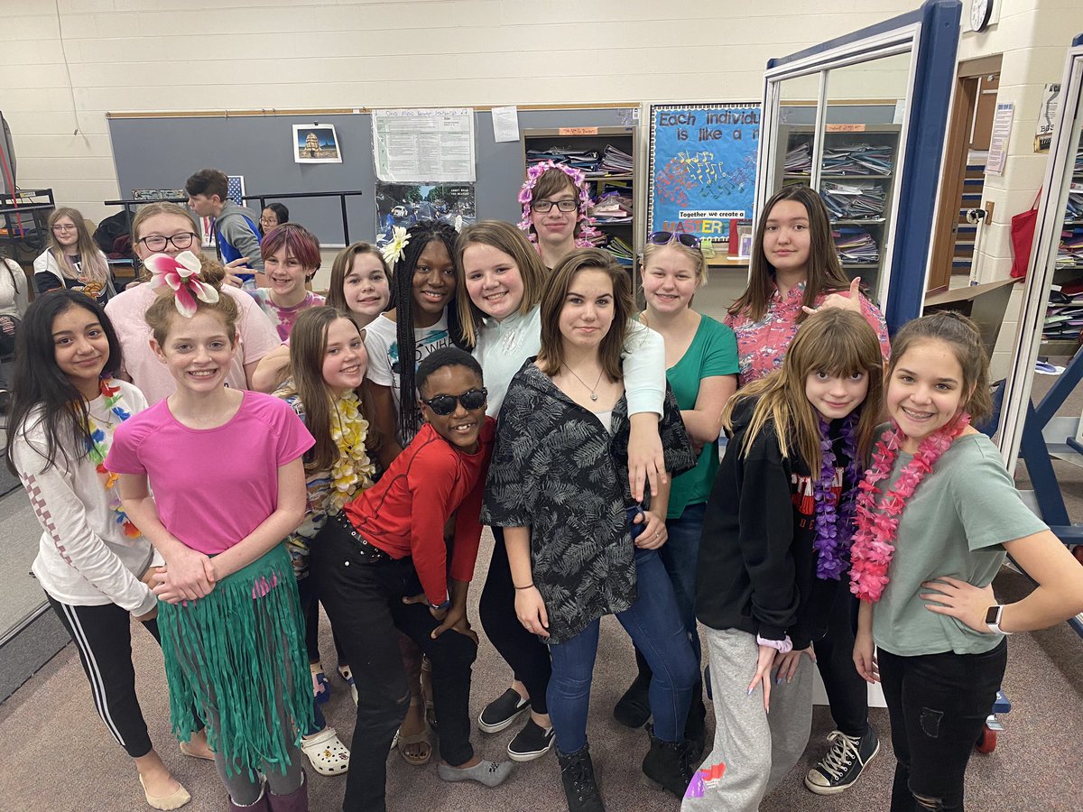 WCMSChoir's tweet photo. West Clermont’s future is so bright, we gotta wear shades! 😎🌞🌺🏄🏻‍♀️ #SpiritWeek #HawaiianDay #LoveWC @WestCler @wcpawsms https://t.co/BmJ6Mxa9RX