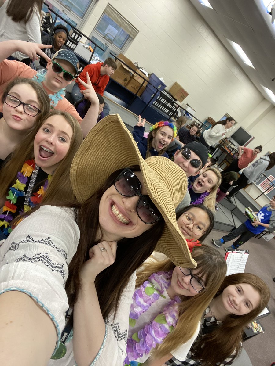 WCMSChoir's tweet photo. West Clermont’s future is so bright, we gotta wear shades! 😎🌞🌺🏄🏻‍♀️ #SpiritWeek #HawaiianDay #LoveWC @WestCler @wcpawsms https://t.co/BmJ6Mxa9RX