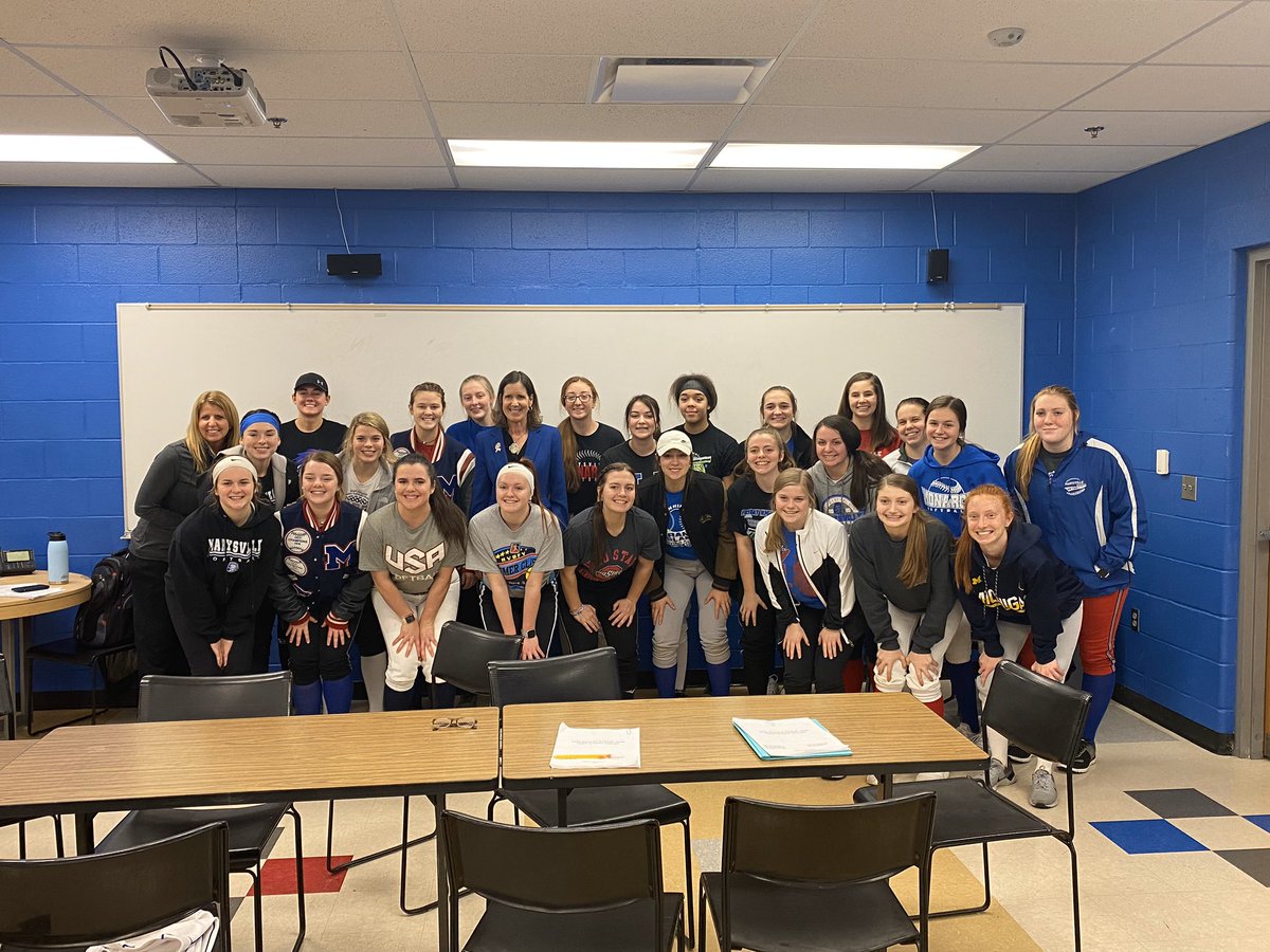 spwillia's tweet photo. Blessed to have @Richardson4OH  speak to @MvilleSBOH tonight about Leadership and overcoming adversity! #PTBM @ThomasRCochran @KenChaffin @JonLanghals @DianeMankins @MHSMonarchsAD https://t.co/Yp4rfJnty0