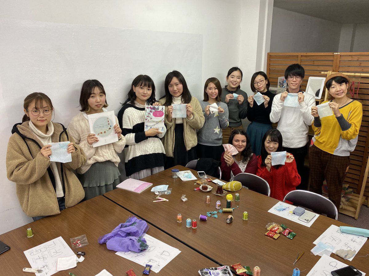 Kansai_Turkey_'s tweet photo. 2/23にトルコ刺繍友の会さん(@an9_du )にご協力頂き、オヤイベントを開催しました！
オヤにトライしたのは初めてでしたが、丁寧なレクチャーのおかげで楽しんで刺繍をすることができました！
2枚目の写真はお客さんが作った作品です🌷
ご来場の皆様、そして関係者の方々、ありがとうございました💐 https://t.co/TtXhuunK14