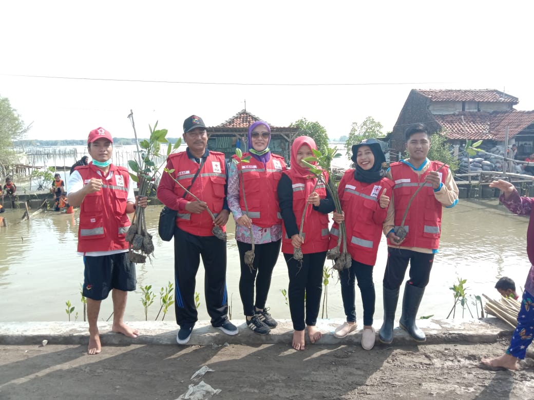 PMI ikuti penanaman mangrove di Ds. Bedono, Sayung ( 26/2/2020).

Penanaman dilaksanakan bersama Polda Jateng, dalam rangka Ekonomi Kerakyatan dan Budidaya Bandeng.

Tetap semangat ya kawan
Jangan lupa jaga kesehatan dan utamakan keselamatan

Siamo tutti fratelli 💪💪