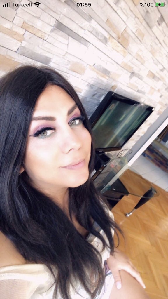 Ben size #lezbiyen misin #gay mi, #heteroseksüel misin, diye sorsam tepkiniz ne olur ? İkide bir sen #bayan mısın demeniz çok kırıcı. Bedenim #trans olsada #ruhum bir bayandan daha dişi. Ben bir insanım. Ben bir Allah ın kuluyum. Beni #sevme sevmek zorunda da değilsin. Saygı duy