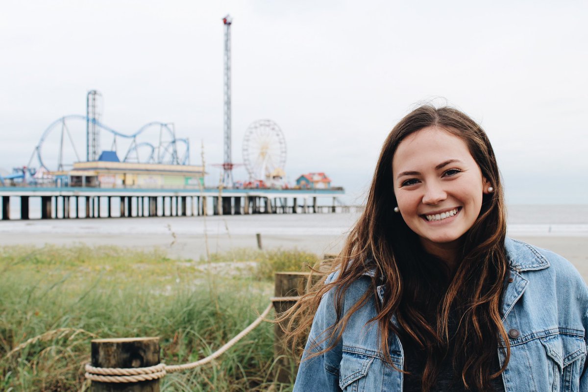 BaylorComm's tweet photo. In case you haven’t bumped into her yet, this is Molly McManus, our social media intern! ✨Part of her job is to document what it’s like to be a part of the Comm Dept so if you see her around Castellaw, be sure to say hey &amp; have her snap a pic of you &amp; your #BaylorComm crew! https://t.co/vgTqW0a7XT