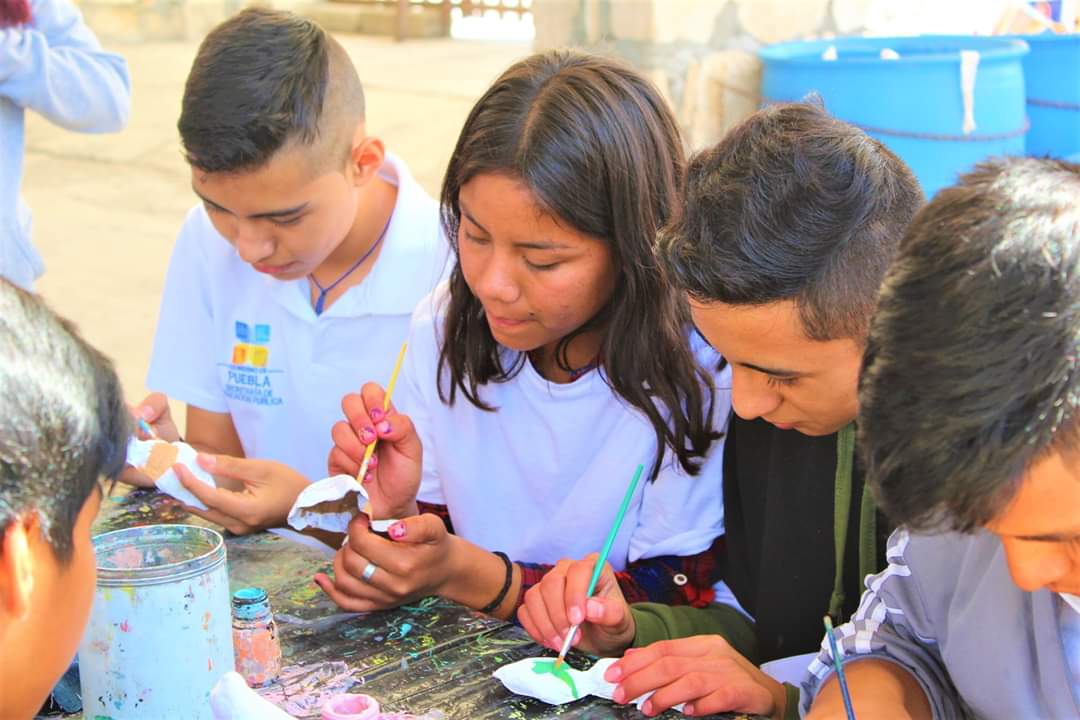 ManuelIGil's tweet photo. Este martes encabecé la primer Caravana Intercultura por parte de la Secretaría de Cultura en el Bachillerato Irineo Vázquez, donde se impartieron Obras de Teatro, Poesía y Música. Así como Talleres de pintura y elaboración de papel reciclado, entre otras. #Unidosporelbienestar🤝 https://t.co/uG8NCVaesB