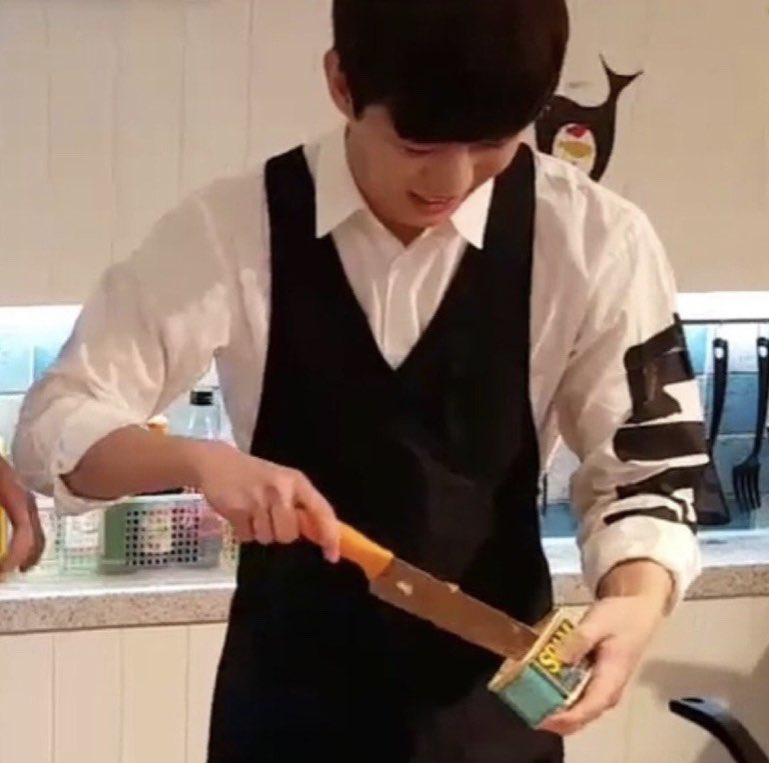 𝚍𝚊𝚢 𝟻𝟼/𝟹𝟼𝟼this video was so chaotic,, never let hongbin and sanghyuk into the kitchen