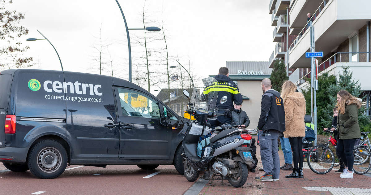 Scooterbestuurder gewond door aanrijding bestelwagen..