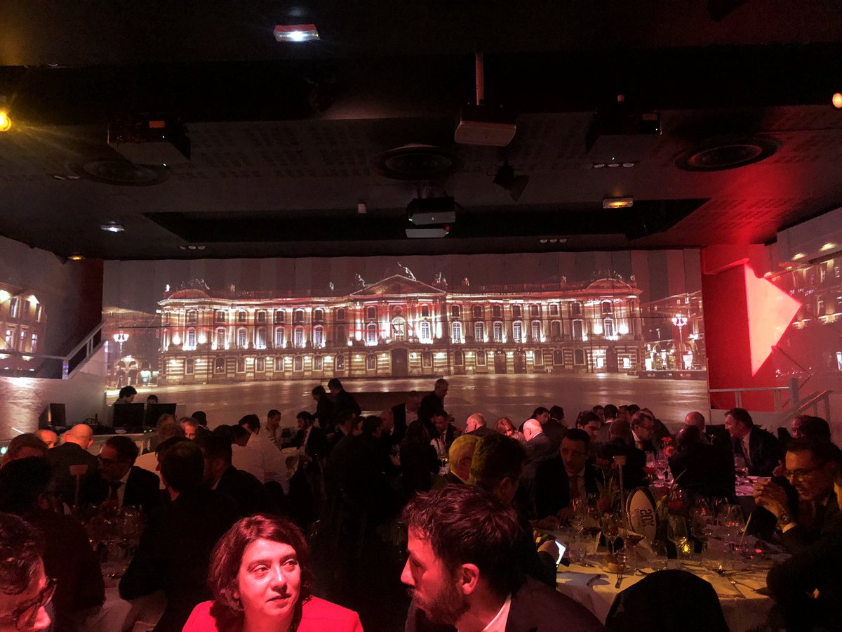 Super soirée #capitolealacapitale du <a href="/StadeToulousain/">Stade Toulousain</a> .
Plaisir de revoir les vieux <a href="/EmileNtamack/">Emile Ntamack</a> <a href="/TitiDusautoir/">Thierry Dusautoir</a> <a href="/ClemPoitrenaud/">Clement Poitrenaud</a> #brenan #cazalbou #belot <a href="/didierlacroixx/">Didier Lacroix</a> #jauzion #pelous et les jeunes <a href="/SoGuitoune/">Sofiane Guitoune</a> <a href="/MaxMedard/">Maxime Médard</a> <a href="/Huget14/">Huget Yoann</a> @Cheslin_Kolbe11 #tekori #elstadt 
Merci 🙏🏼