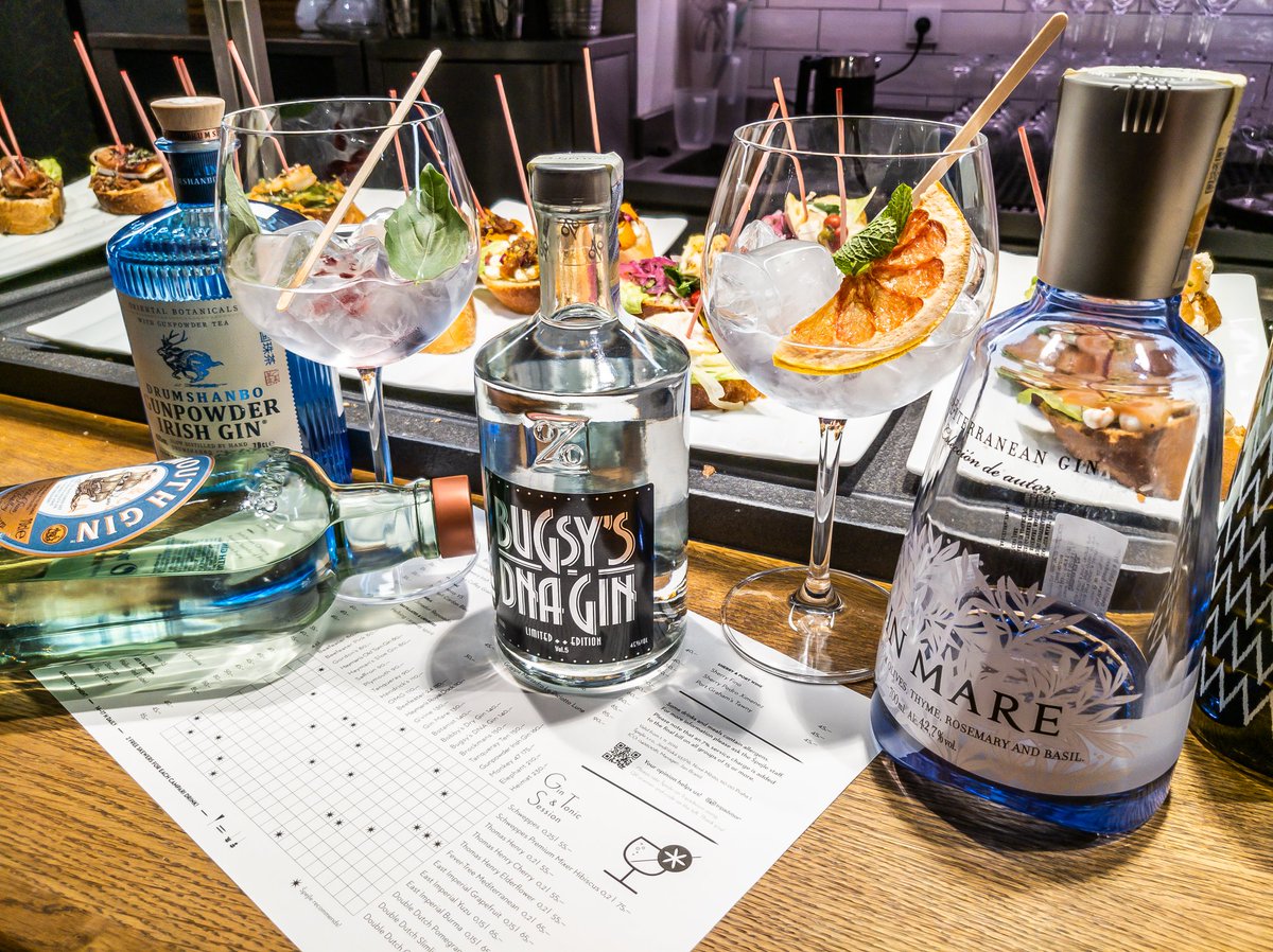 U nás v Bistru najdete nejen spoustu skvělého jídla, ale můžete si dopřát i báječné pití. Oblíbený Gin&amp;Tonic a spoustu dalších Vám namícháme dle Vašeho přání.
#GinTonic #DNAGin #michanenapoje #koktejly #bistrospejle