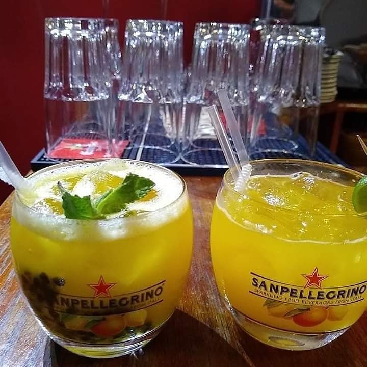 MiPeruCL's tweet photo. Un brindis con #buenazo 🥂. Pisco, jarabe de goma, pulpa de maracuyá, albaca y hielo. #RestaurantMiPerú.
📍Calle Peña 1179 o Yungay 767 Curicó.
📍Calle Aromo 1286 Molina
#cóctel #brindis #frutillasour #maracuyásour #chichamoradasour #sourclasico #sourcatedral #sourvaticano #world https://t.co/Jo6JIxZeWl