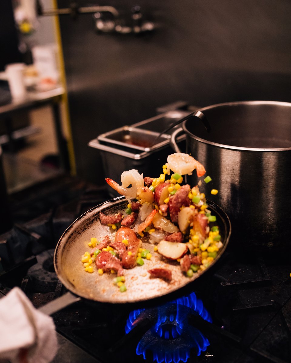 RenATLMidtown's tweet photo. Shake things up for dinner tonight with a trip to Rowdy Tiger, featuring Southern-inspired comfort food and over 125 types of whiskey. https://t.co/GqXA7k0d7U https://t.co/MJw8XokWCA
