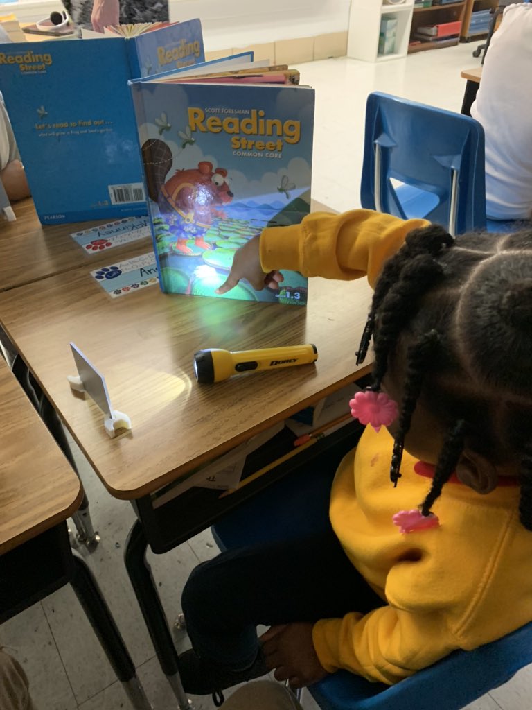 1st graders investigating light! Using flashlights &amp; mirrors to redirect light beams! #JSUamsti #SoundLight&amp;Sky