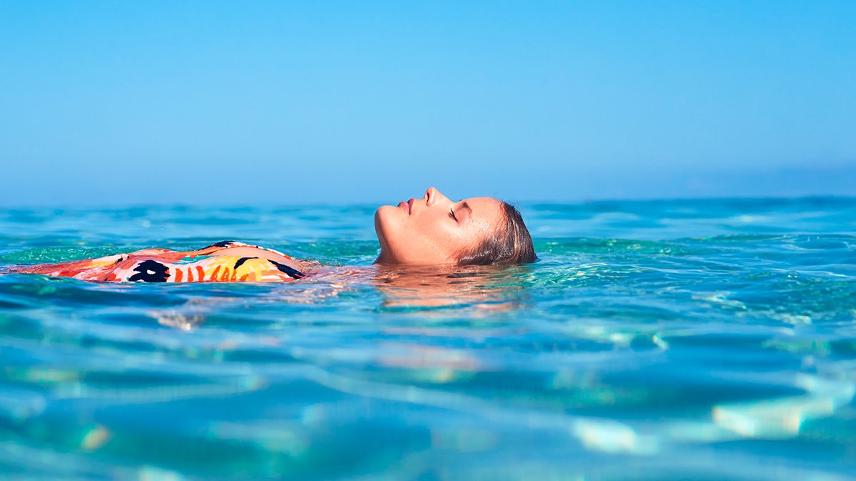 Flotando durante los últimos días de la semana en Fiji. 🌊 #MakeWavesMoveMountains #SurferGirl