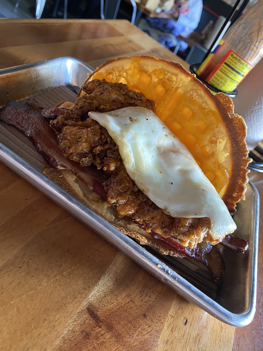 brandon_or_off's tweet photo. Hello Beautiful. 👀 #HolyChicken #LosAngeles https://t.co/woIjH5Kn7J