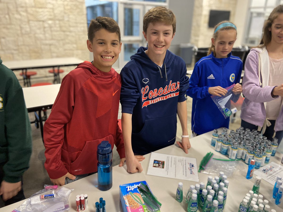 VossMiddle's tweet photo. Our first Evening of Service is underway! #og2020challenge #soartogether https://t.co/jGPfX0qgYH