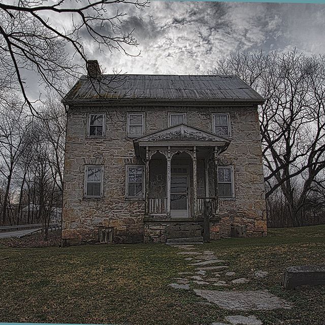 vicki_anzmann's tweet photo. Stone walk, stone house, moody sky - what’s not to love?  #VisitMaryland #visitfrederick #frederickmd #onlyinmaryland #visitfrederickmd #celebratefrederick #ilovefrederickmd #MDinFocus #oldhouse https://t.co/0Gyy9LvFpL