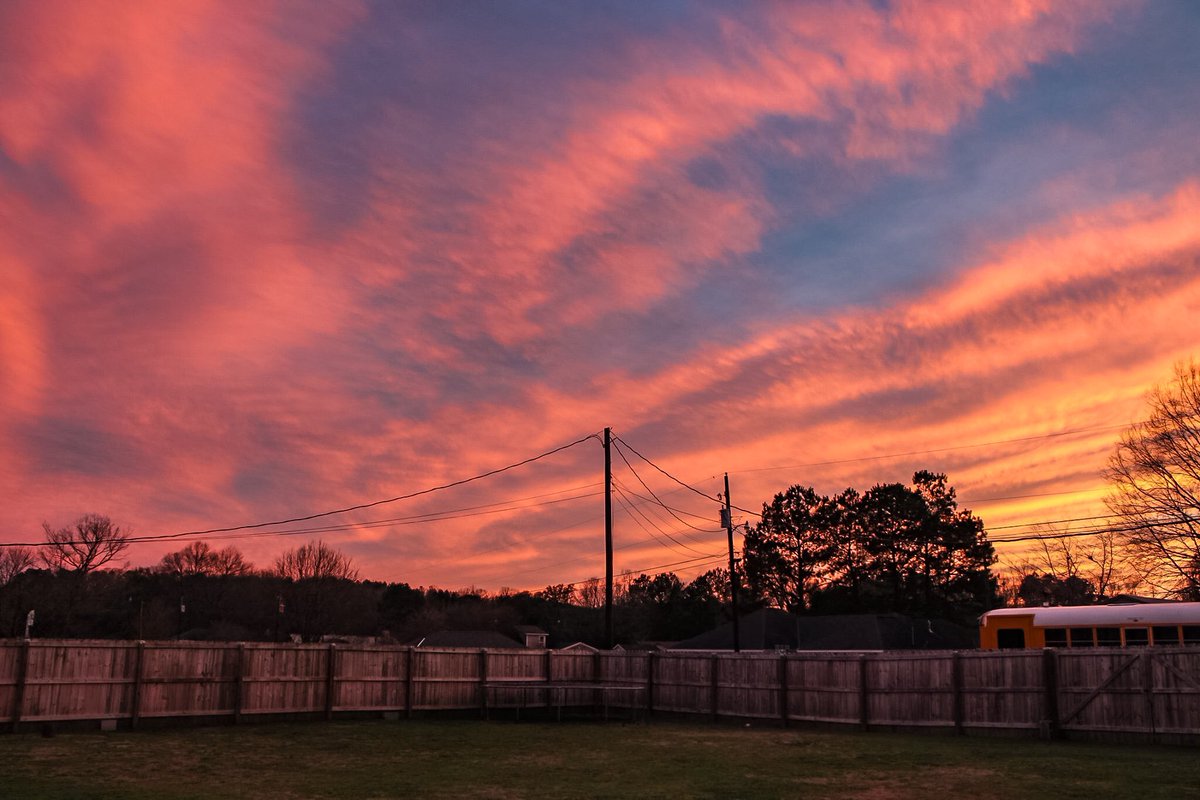jesuslovecoffee's tweet image. Every painted sky is a canvas of your grace ❤️ #alabamasunsets