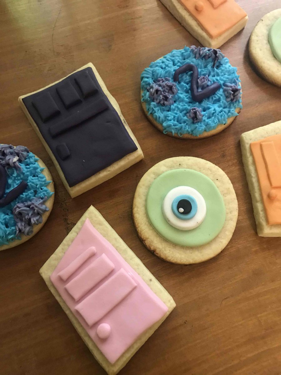 ladulceadela's tweet photo. Infaltable en cualquier mesa dulce, las cookies
ayudan a levantar un poco la decoracion y ademas son deliciosas.  los niños las aman:  de limon, chocolate o vainilla.  Decoradas con pasta de azucar o glase.
estas sin de limon y de diferentes tamaños.  Hermosas!! https://t.co/W3bmn7QKW3