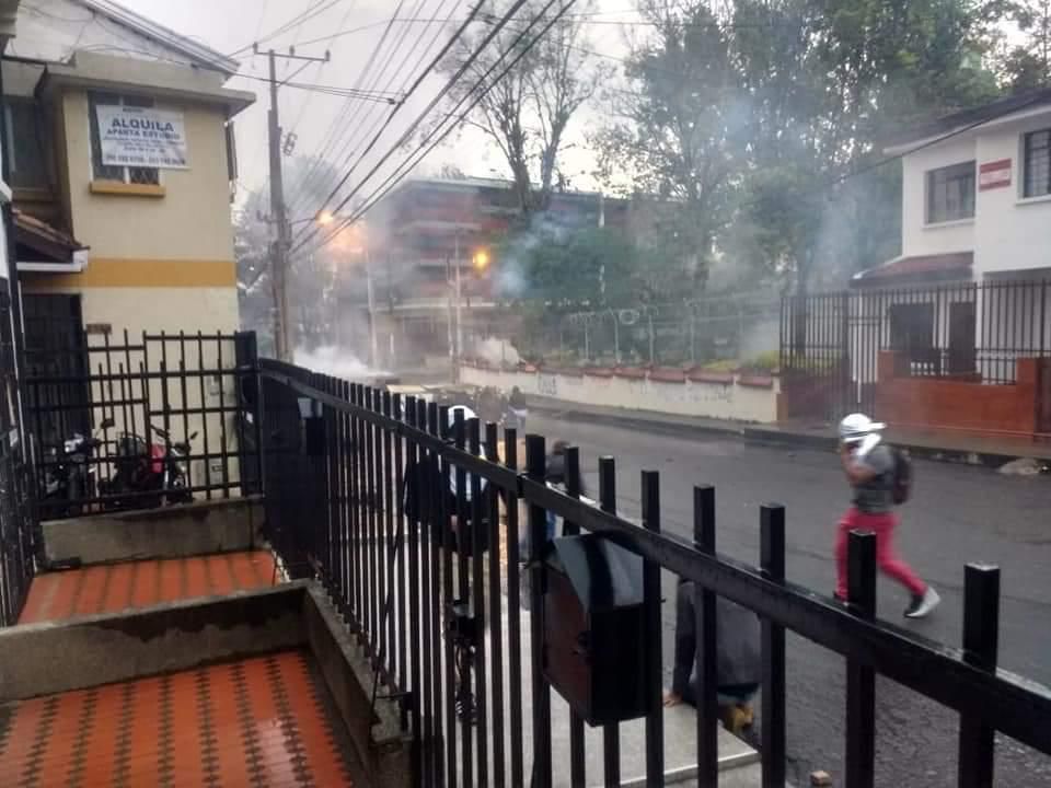 Col_Informa's tweet photo. #Educación | Esta tarde, en #Popayán, facultad de ingenierías, sector Tulcán, de la Universidad del Cauca. 

Estudiantes salen protestar en contra del mal gobierno de Iván Duque, bloqueando las calles y enfrentándose al #Esmad. https://t.co/MJmc5HU3Tq