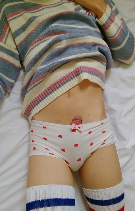 e-boy sweater says trans rights! https://t.co/TvfToUYKnS