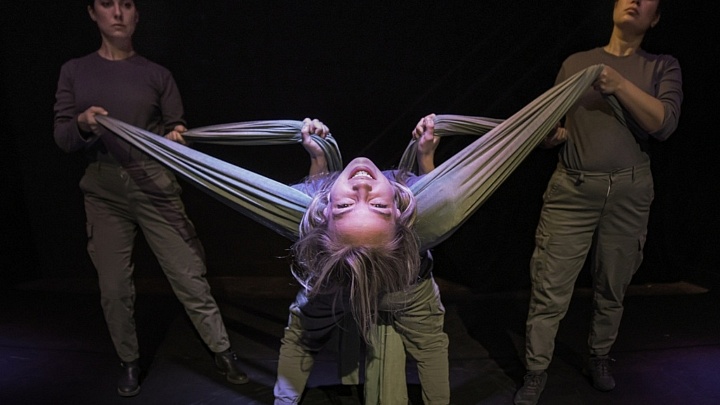Mae Smith's review of "Watching Glory Die" is now live! What makes this play based on true events a call to action? Check out the link below to find out!
dartcritics.com/2020/02/25/a-n…

Photo: Pip Dwyer, Kaitlin Race, and Jennifer McEwen in "Watching Glory Die." Photo by John Gundy.