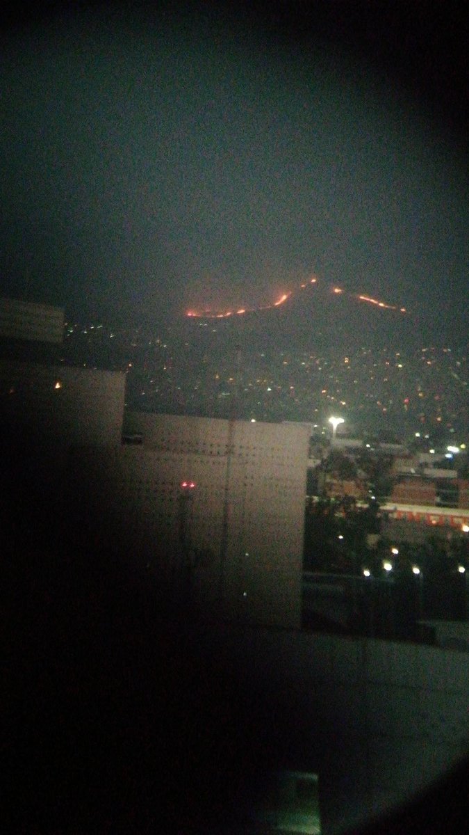 alelum's tweet image. Se está incendiando algo al oriente de la CDMX