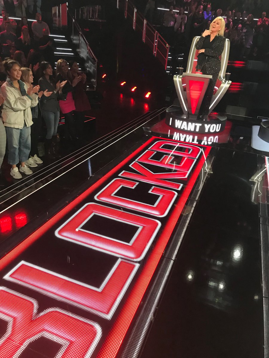 nickjonas's tweet photo. 😎 @kellyclarkson #VoicePremiere https://t.co/KqTvBLXekw