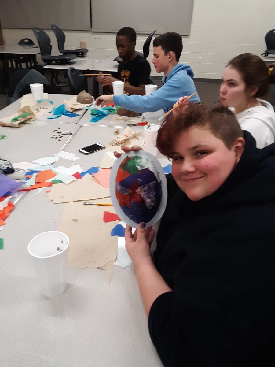 KuchDkuch's tweet photo. Spanish Club fun with Máscaras #glcshs #spanishclub https://t.co/GDZtvofum9