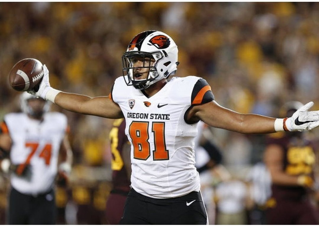 CarsenRyan's tweet image. Grateful to @CoachWozniakTE for the scholarship offer to play football at Oregon State University @BeaverFootball #GoBeavs
Thank you to my coaches, mentors, and parents. @T_BirdFootball #B1RDGANG⚡ #MILEWR #LevelUp #UncleRay