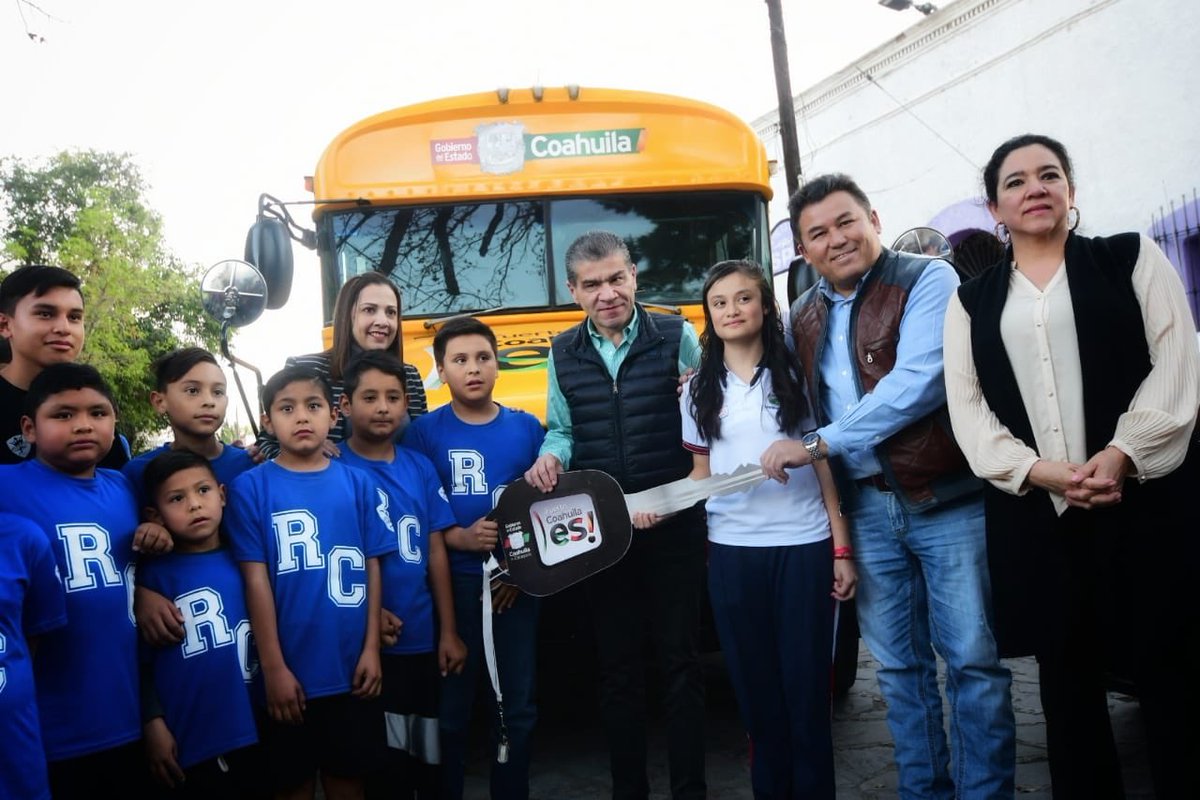 mrikelme's tweet photo. En #GeneralCepeda, hicimos entrega de dos nuevas patrullas a la policía municipal y un camión escolar, con los que se refuerzan las labores de seguridad y mejora el transporte de los estudiantes hacia sus centros educativos. #Coahuila #Seguridad #Educación https://t.co/YjkWBzwSPw