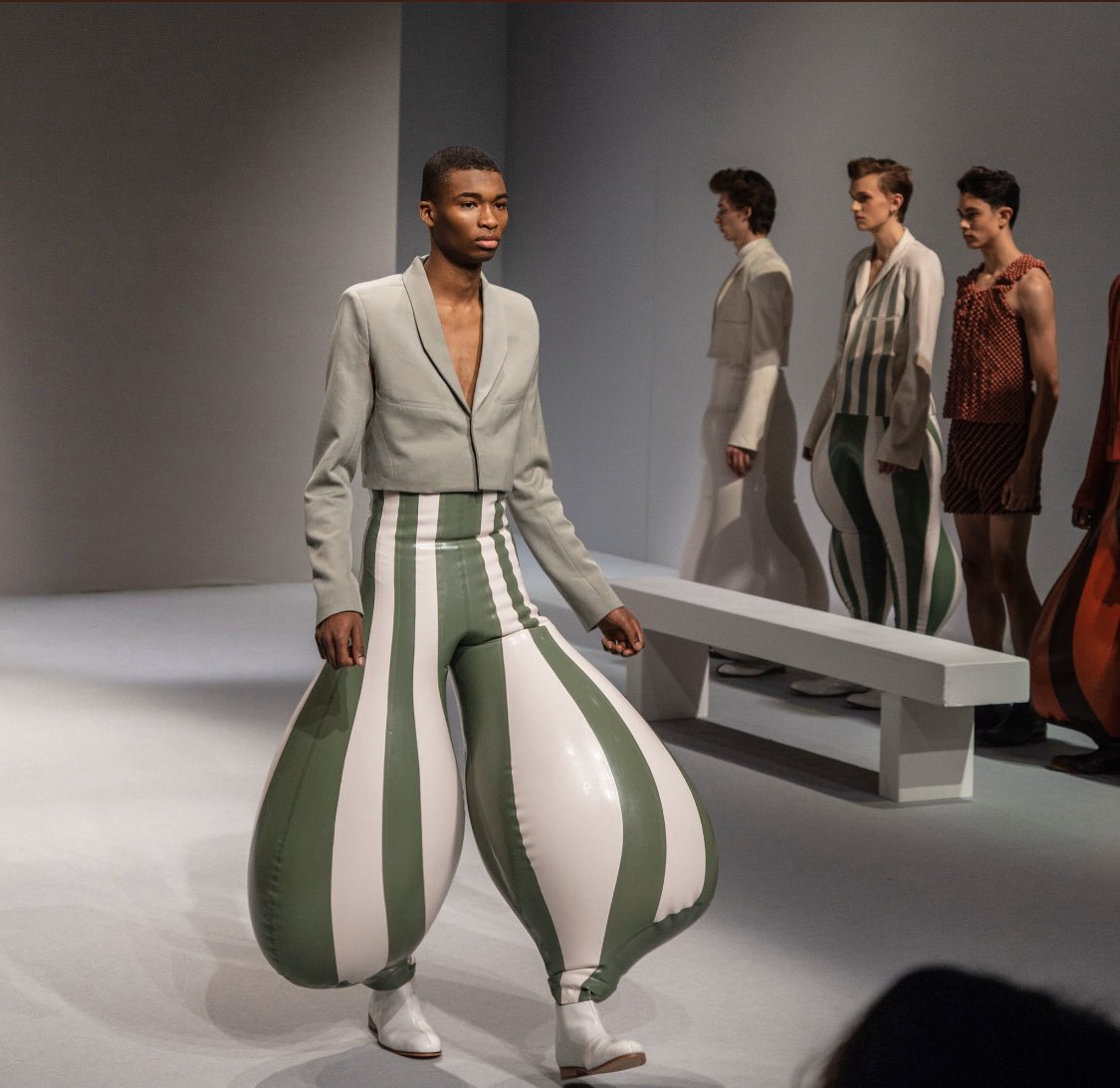 PhojoKash's tweet photo. Crazy million dollar idea....meet the world. “There’s a sucker born every minute” - P. T. Barnum #inflatablepants https://t.co/iLD2LOpmGH
