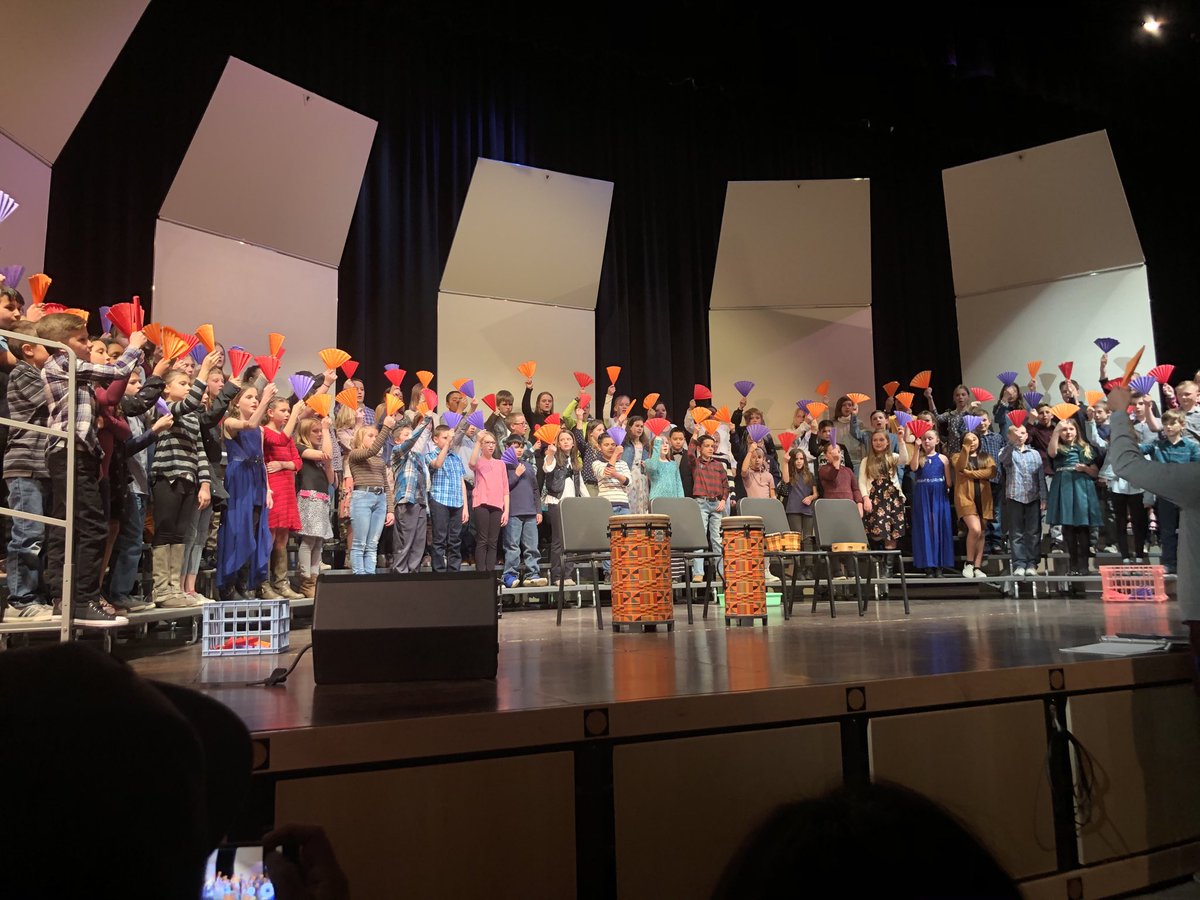 1BetsyBall's tweet photo. Stop motion videos and singing at tonight’s 5th grade concert. The students and teachers showed their creativity. @MeadElementary #StVrainStorm https://t.co/uLenx7nzh3