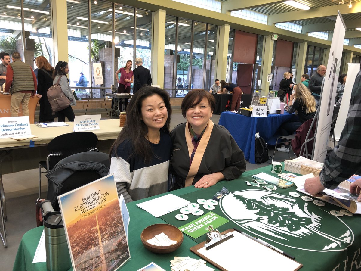 MyGenerationSC's tweet photo. Clean energy was front &amp; center at the San Francisco Energy Fair today! Our @SFBaySierraClub chapter taught attendees all about #gasfreehomes &amp; some amazing #electric-loving chefs gave cooking demonstrations alongside SF Mayor @LondonBreed on #induction burners! 
@KitchensToLife https://t.co/Yo0X2cZwKP