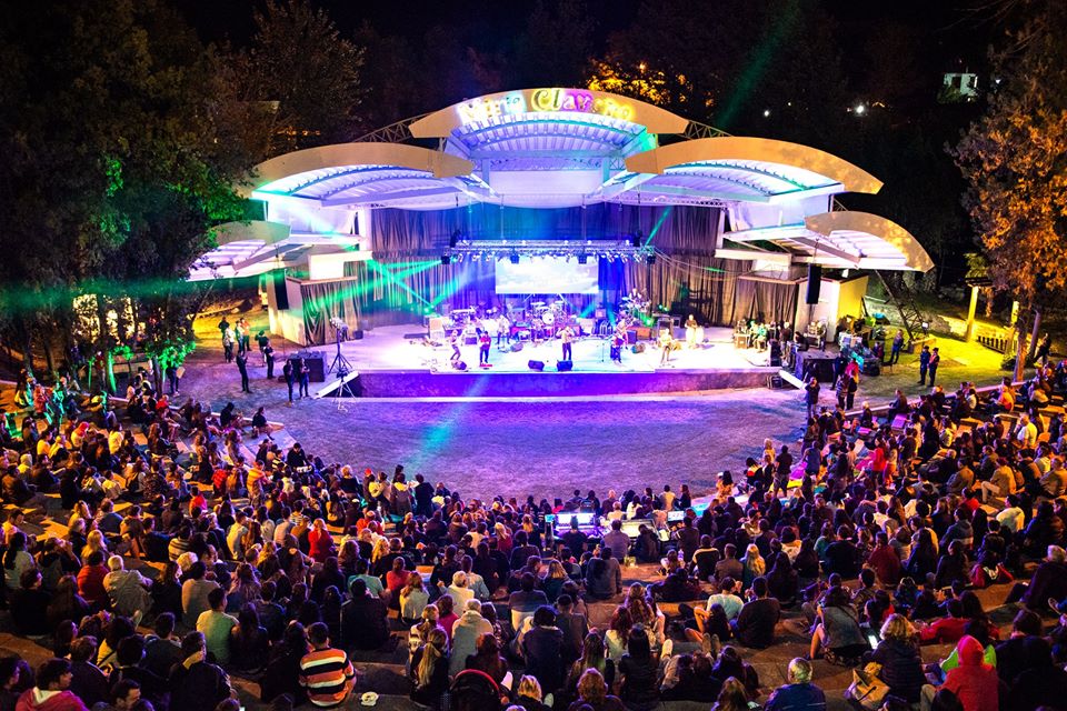 AgCbaCultura's tweet photo. #MinaClavero  
Ante una multitud cerró el Festival del Río 2020 con un anfiteatro repleto de vecinos y turistas.  #Sábado 

Nuestro aporte musical  #LaNegraLorena , #LosQueSonSon , #SaborCanela y #LosCocineros.

#CulturaEnTodaLaProvincia 
@gobdecordoba @MinaClaveroOfc https://t.co/Dgq5F23QkT