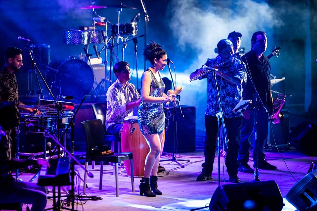 AgCbaCultura's tweet photo. #MinaClavero  
Ante una multitud cerró el Festival del Río 2020 con un anfiteatro repleto de vecinos y turistas.  #Sábado 

Nuestro aporte musical  #LaNegraLorena , #LosQueSonSon , #SaborCanela y #LosCocineros.

#CulturaEnTodaLaProvincia 
@gobdecordoba @MinaClaveroOfc https://t.co/Dgq5F23QkT