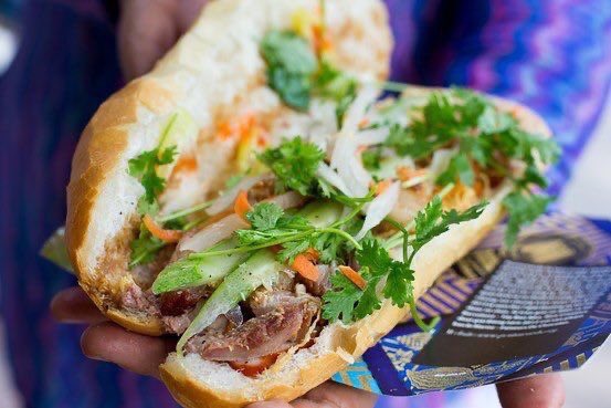 camtien205's tweet photo. Tại tức nên mới tải twitter á.
Bánh mì là một món ăn truyền thống, là bản sắc dân tộc của đất nước chúng tôi. Các bạn không có quyền chê bai, đặt điều sai trái làm tổn thương danh dự của chúng tôi.
Các cậu cho tớ xin 10fl ạ.
#ApologizeToVietNam 
#banhmi https://t.co/SFjCMx0QLN