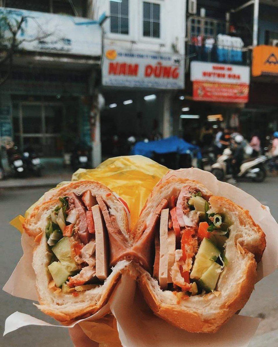 trcvn13's tweet photo. #표준말투와_내말투를_비교해보자 #ApologizeToVietnam
#Vietnamdidwell
#COVID19
 thèm bánh mì quá 😂😂😂😂😂😂 https://t.co/497c1ubNSH