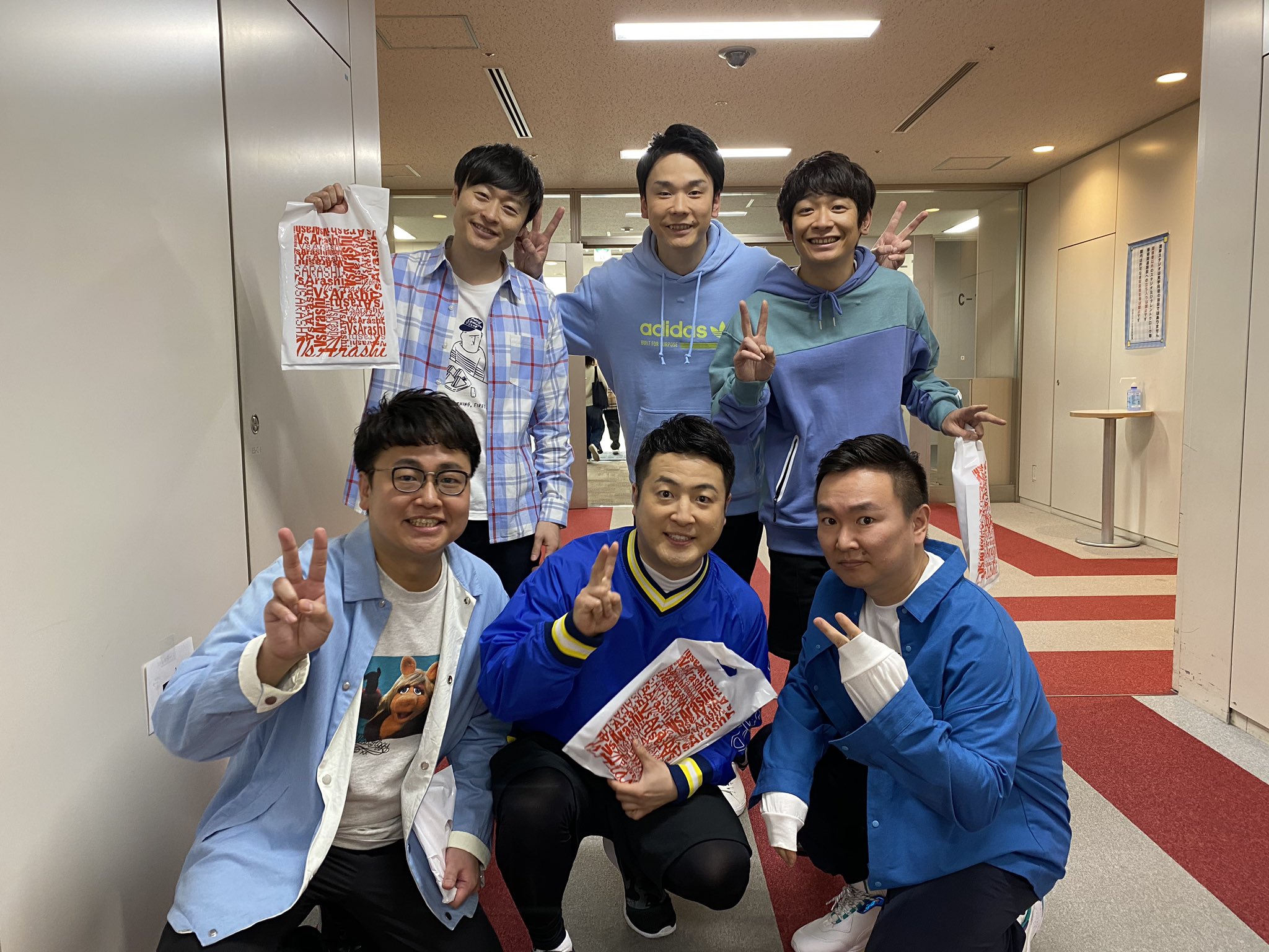 ট ইট র かまいたち濱家 先日の Vs嵐 の収録 銀シャリさん 和牛 かまいたちチーム 大阪時代からの仲間3組でvs嵐 ウソみたい 笑 銀シャリのbaseベイベーのメンツ 笑 めちゃくちゃ嬉しかったし 楽しかった 3 12オンエアです 是非ご覧