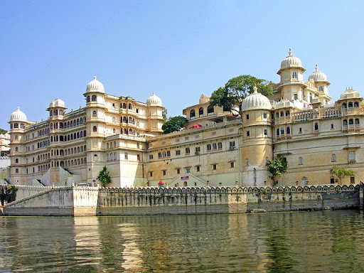 indiacarhire's tweet photo. #CityPalace #Udaipur is a palace complex situated in the #cityofUdaipur in the #Indian #state of #Rajasthan. It was built over a period of nearly 400 years, with contributions from several rulers of the #Mewar #dynasty.

#Udaipur #UdaipurTour #UdaipurTrip

https://t.co/0aX8t88AsQ https://t.co/3aLwwhedmx
