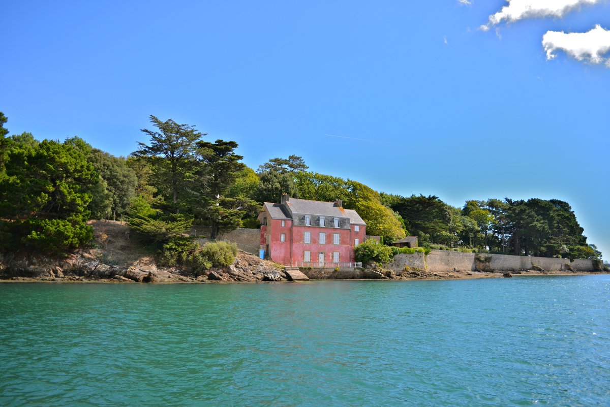 +++ Segeln wie Gott in Frankreich +++
Ideale Segelbedingungen für Gezeiten-Anfängercrews oder Familientörns bieten sich im Schutz der Küste im Atlantik und im Salzwasser-Binnenmeer des Golfs von Morbihan.
argos-yachtcharter.de/s/tw-feb-2-trin