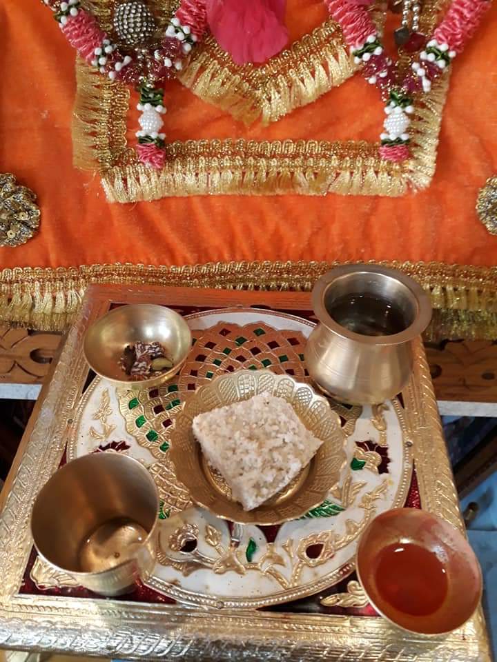 5_sandhya's tweet photo. હું જગાડું તો તમે જાગો.
હું નવડાવું તો તમે નહાવ.
હું જમા��ું તો તમે જમો.
હુ પોઢાડું તો તમે પોઢો.
☝️ આવા ભ્રમ થી હું મુકત થયેલ છું.
ઉલટાનું મારી દરેક ક્રિયામાં તમારી કૃપા અને અનુકંપા નિત્ય નિરખું છું.
તો પછી હું રોજ સવારે સેવા પૂજા માં આ બધું શું કામ કરૂં છું ?તમેજ આવોઉત્તરસુઝાડો.. https://t.co/nz0MWmJB8u