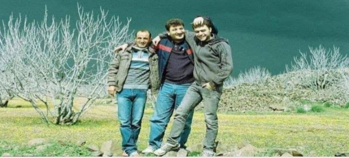 لان رائد من كفرنبل ورائد اللي قال (الثورة فكرة والفكرة ما بتموت) لازم نتابع ونستمر
لأن خالد من كفرنبل وخالد اللي قال يا أمي اذا متت كملوا
لأن حمود جنيد من كفرنبل وحمود كان نبع من الطاقة والعمل والتفاؤل لازم نتابع ونستمر.#ثورة_حتى_النصر